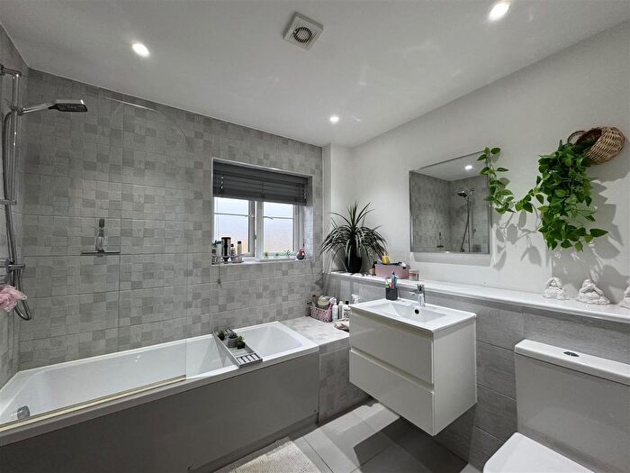 4 Bedroom Property For Sale In Earnshaw Clough, Mossley, OL5