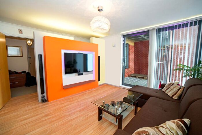 1 Bedroom Apartment For Sale In Bath Road, Slough, SL1