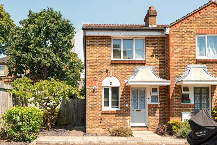 2 Bedroom End Of Terrace House For Sale In Parkside Close, London, SE20