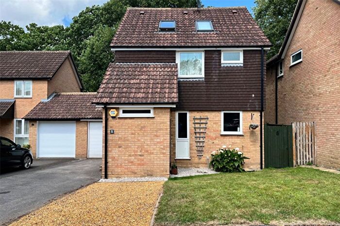 5 Bedroom Link Detached House For Sale In Butts Meadow, Hook, Hampshire, RG27