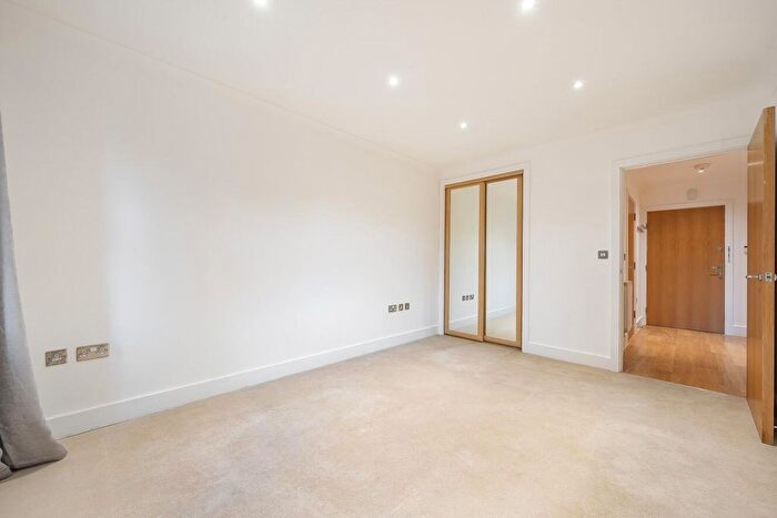 1 Bedroom Flat To Rent In Albany Park Road, Kingston Upon Thames, Greater London, KT2