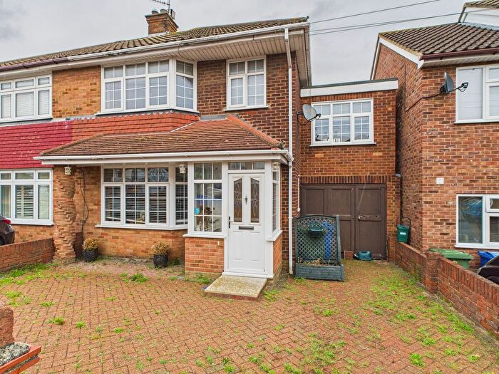 4 Bedroom Semi-detached House For Sale In Woodbrooke Way, Corringham, SS17