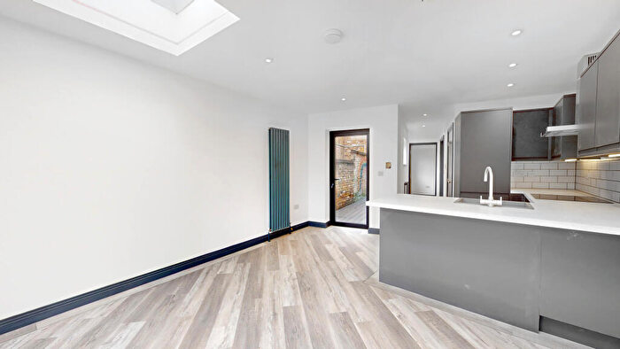 1 Bedroom Flat To Rent In Lakes Road, Keston, BR2