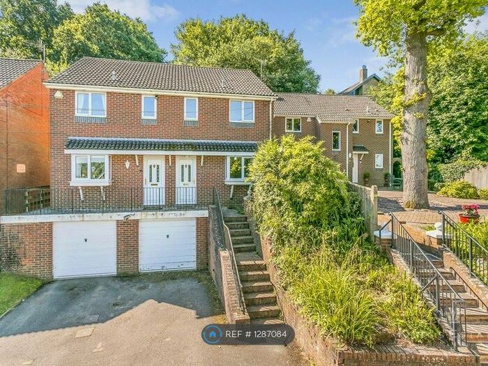 3 Bedroom Semi-Detached House To Rent In Broadmead, Tunbridge Wells TN2