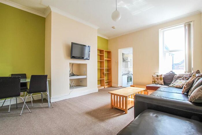 3 Bedroom Flat To Rent In £pppw - Helmsley Road, Sandyford, NE2