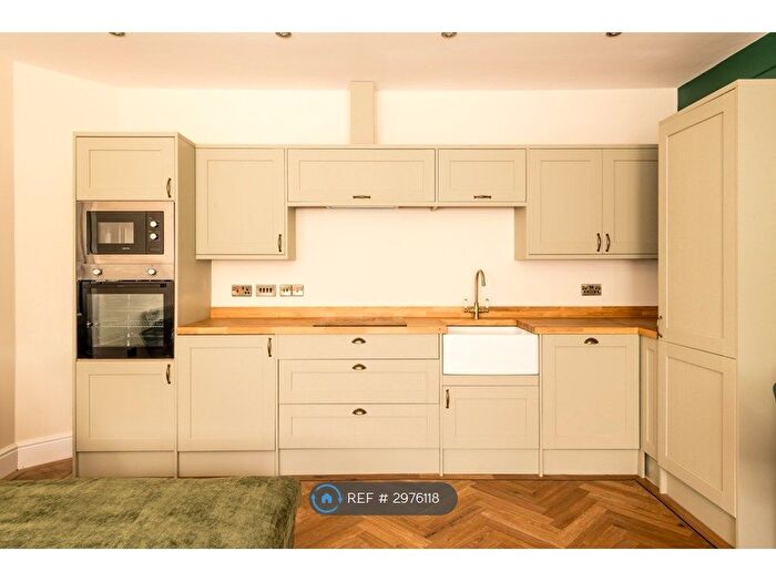 2 Bedroom Flat To Rent In Cotham Vale, Bristol, BS6