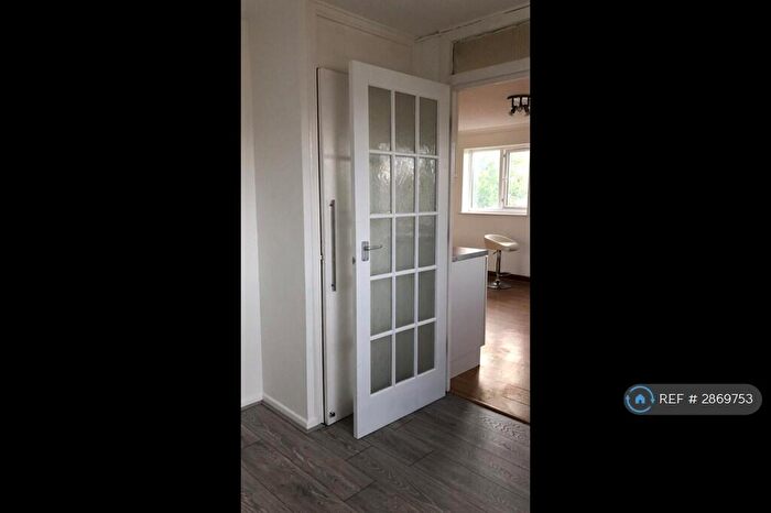 3 Bedroom Flat To Rent In Cuffley Court, Hemel Hempstead, HP2