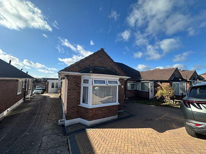 3 Bedroom Semi-Detached Bungalow For Sale In Pennine Avenue, Luton, LU3