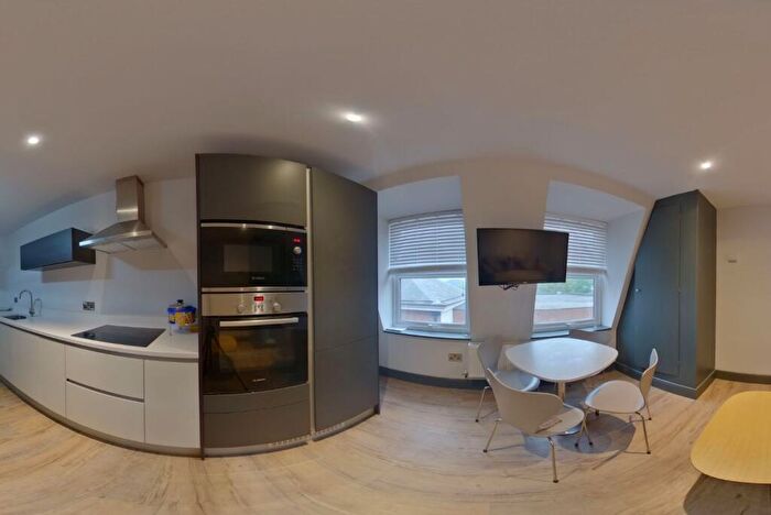 3 Bedroom Apartment To Rent In Hoods Hideout, - Houndsgate, NG1