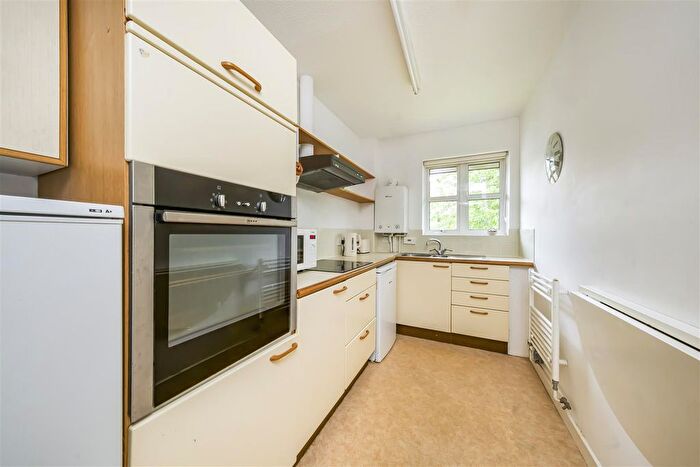 2 Bedroom Flat For Sale In Walpole Road, Teddington, TW11