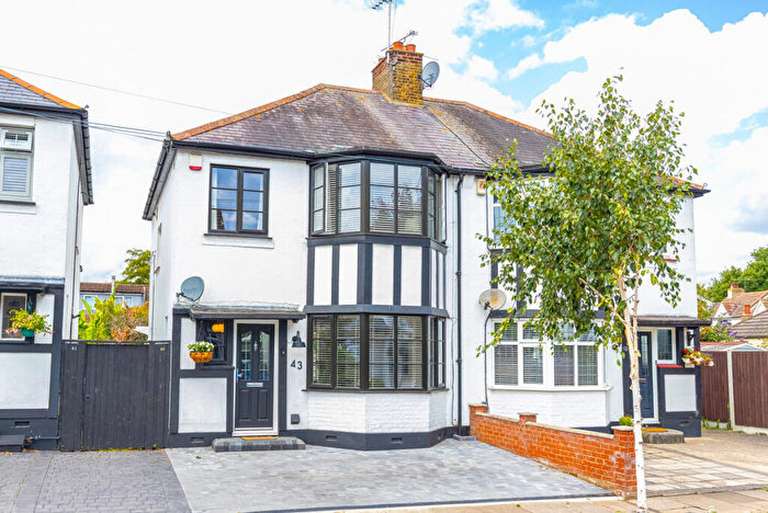 3 Bedroom Semi-Detached House For Sale In Grasmead Avenue, Leigh-on-sea, SS9