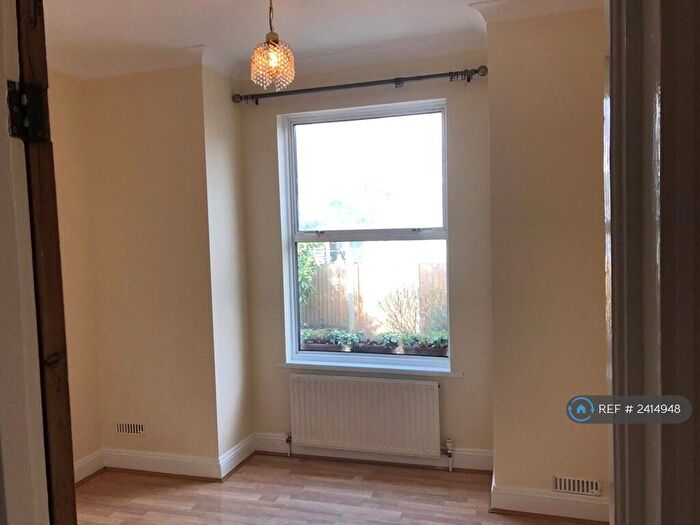 2 Bedroom Flat To Rent In Denmark Hill, London, SE5