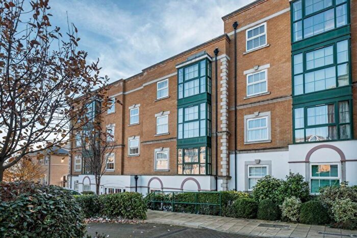 2 Bedroom Apartment To Rent In Medina Gardens, Cowes, PO31