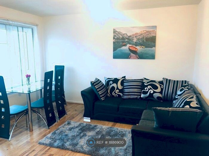 3 Bedroom Flat To Rent In Wells House, London, SE16