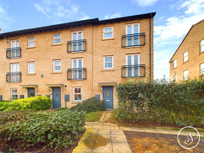 2 Bedroom Town House To Rent In Holts Crest Way, Leeds, LS12