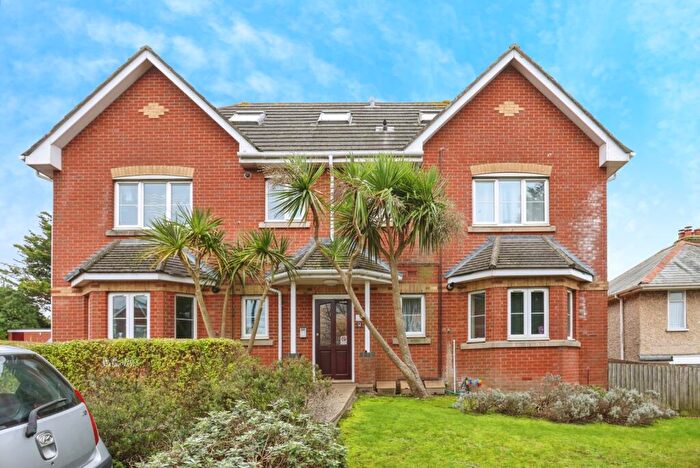 2 Bedroom Flat For Sale In Albert Road, Poole, Dorset, BH12