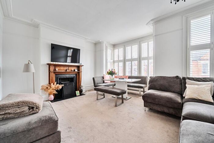 3 Bedroom Flat To Rent In Park Hall Road London, N2