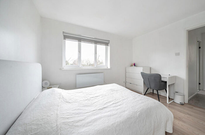 1 Bedroom House To Rent In Redwood Way, Barnet, EN5