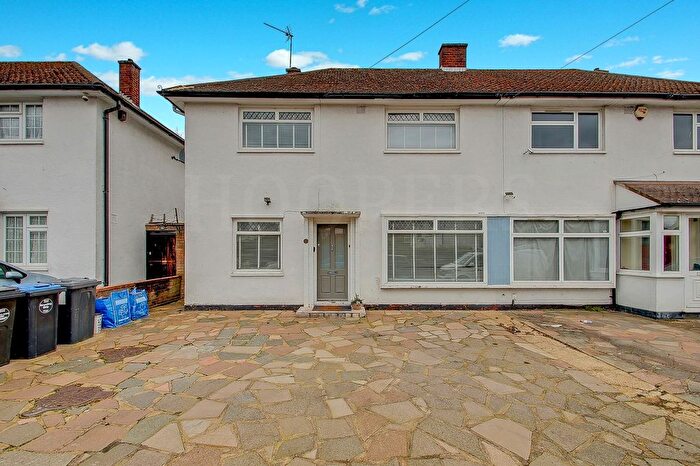 4 Bedroom Semi Detached House For Sale In Bush Grove, London, NW9