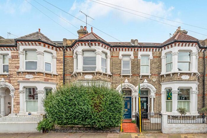 2 Bedroom Flat For Sale In Thirsk Road, Battersea, London, SW11