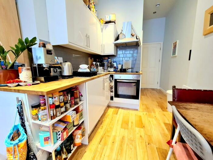 Flat To Rent In Roding Road, Clapton, E5