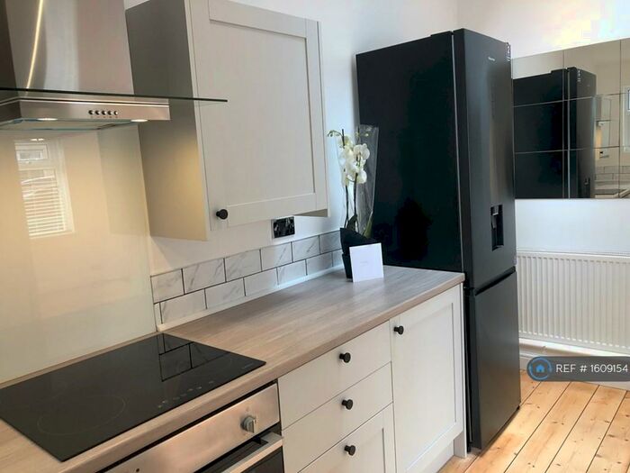 1 Bedroom Terraced House To Rent In King Street, Penarth, CF64