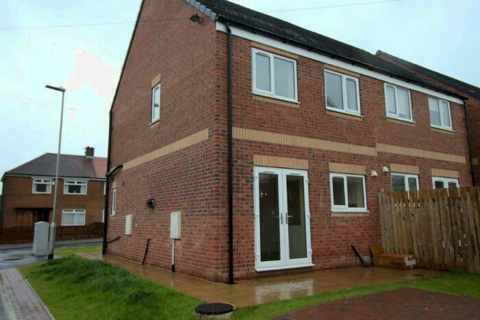 3 Bedroom Semi-Detached House To Rent In Eaglesfield Drive, Woodside, Bradford, BD6
