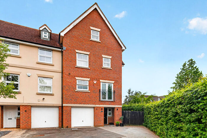 5 Bedroom Semi-Detached House For Sale In Siskin Gate, Bracknell, RG12