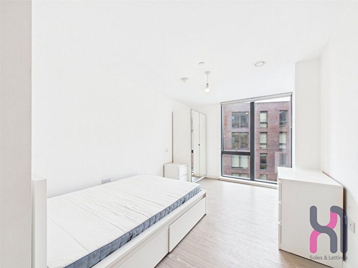 3 Bedroom Flat To Rent In The Landmark, Oldfield Road, Salford, M5