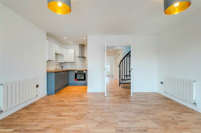 2 Bedroom Flat To Rent In Goulton Road, Hackney, E5