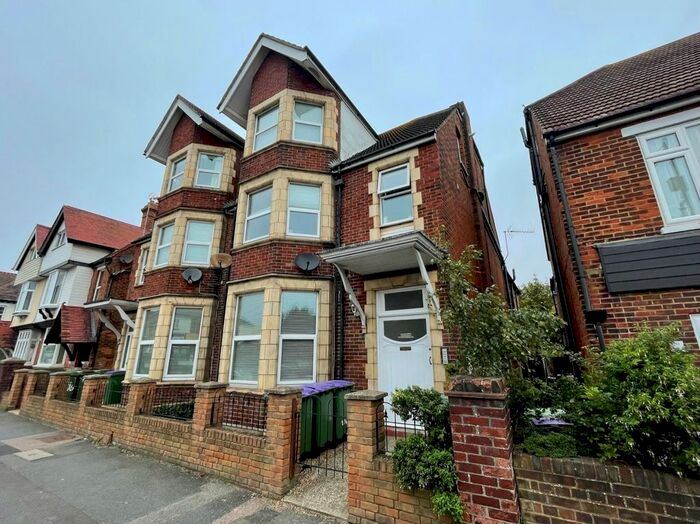 2 Bedroom Flat To Rent In Cheriton Road, Folkestone, Kent, CT19