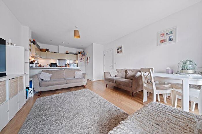 2 Bedroom Flat For Sale In Lewiston Close, Worcester Park, KT4