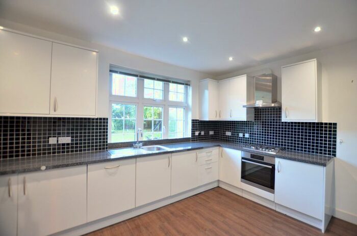 4 Bedroom Bungalow To Rent In Handford Lane, Yateley, GU46