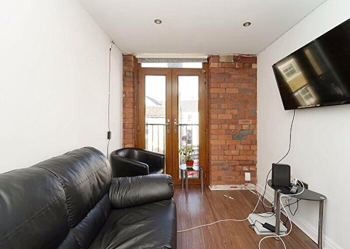 3 Bedroom Flat To Rent In Cross Chapel Street, Leeds, LS6