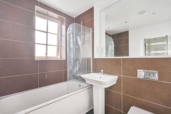 2 Bedroom Flat For Sale In Ashridge Close, Finchley, London, N3