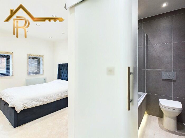 2 Bedroom Flat For Sale In High Street, Brentwood, Essex, CM14