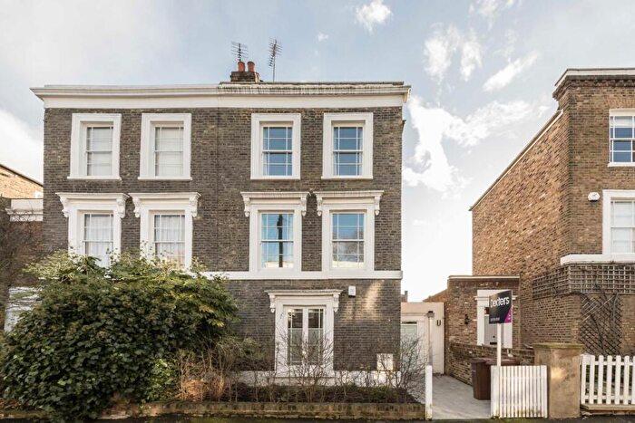 3 Bedroom House To Rent In Buckingham Road, Islington, N1