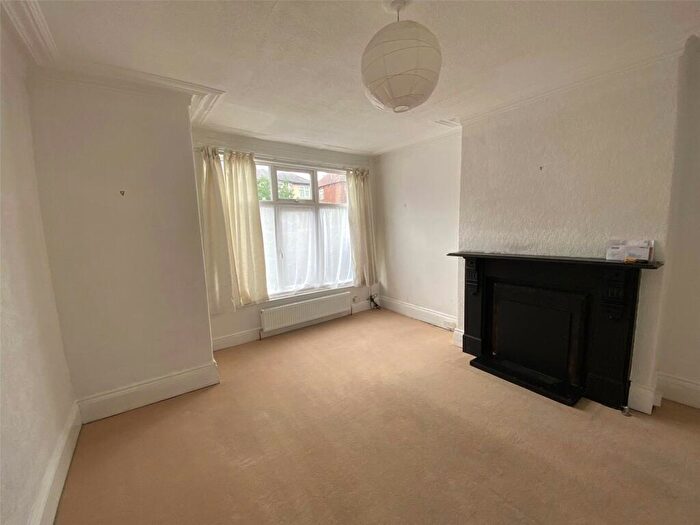1 Bedroom Flat To Rent In Roman Grove, Leeds, West Yorkshire, LS8