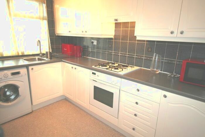 3 Bedroom Flat To Rent In Heathfield Road, Earlsfield, SW18