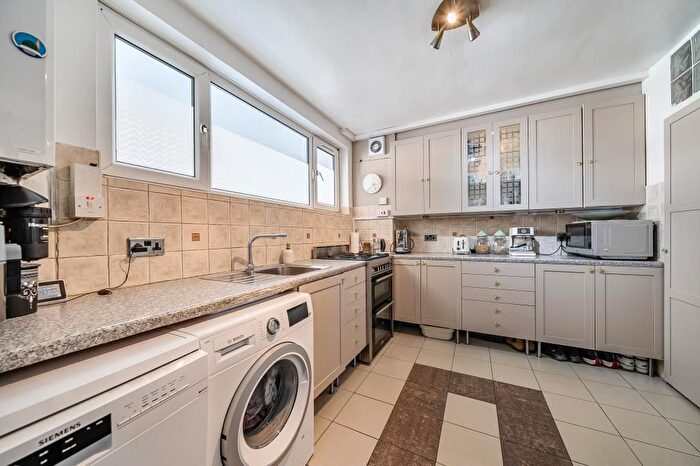 3 Bedroom Flat For Sale In Portobello Road, London, W10