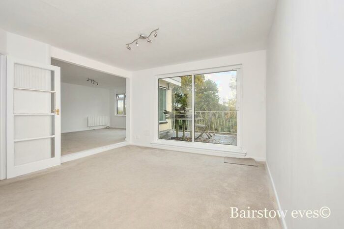 3 Bedroom Flat To Rent In Bramley Hyrst, CR2