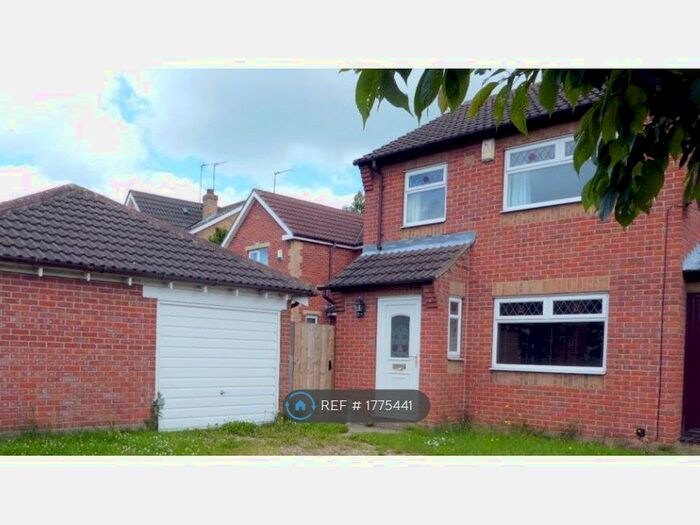3 Bedroom Semi-Detached House To Rent In Brandon Way, Kingswood, Hull, HU7