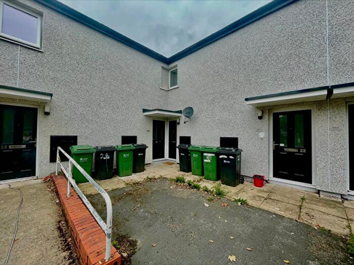 2 Bedroom Flat To Rent In Holtdale Fold, Leeds, West Yorkshire, LS16