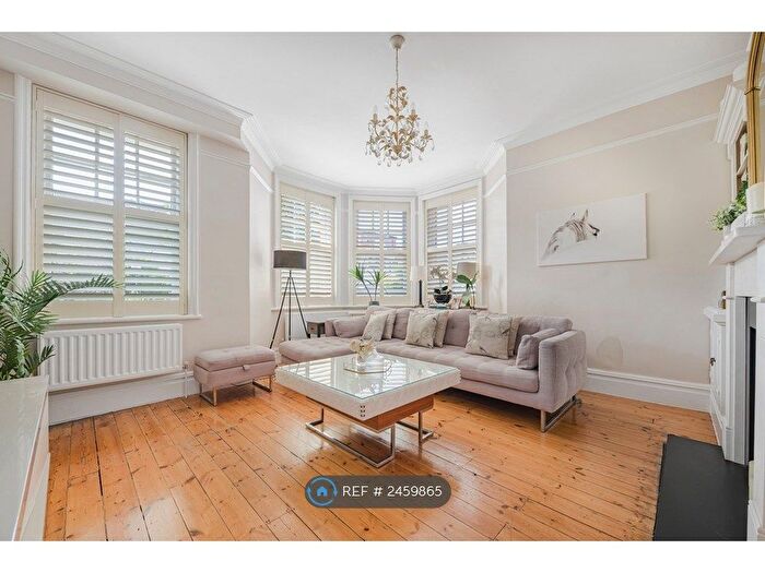3 Bedroom Flat To Rent In Marius Road, London, SW17