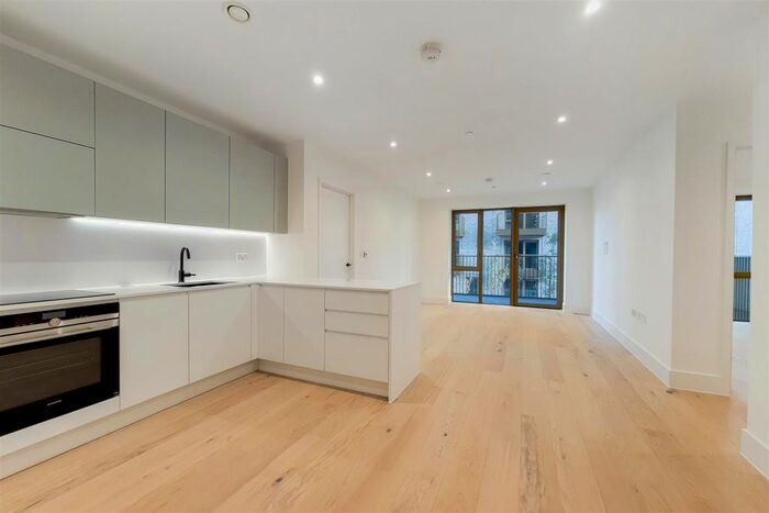 2 Bedroom Flat To Rent In Jasmine House, Kew Bridge, Brentford, TW8