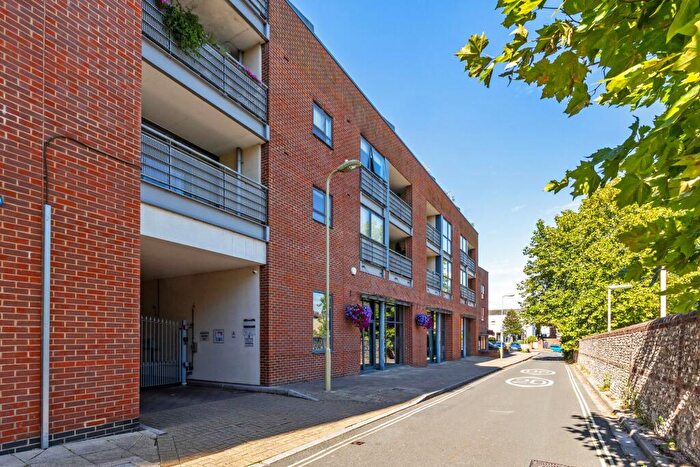 2 Bedroom Apartment For Sale In Staple Gardens, Winchester, SO23