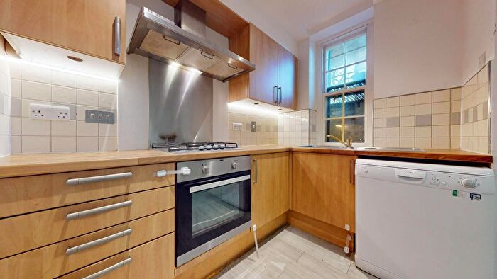 2 Bedroom Flat To Rent In Albert Terrace, London, NW1