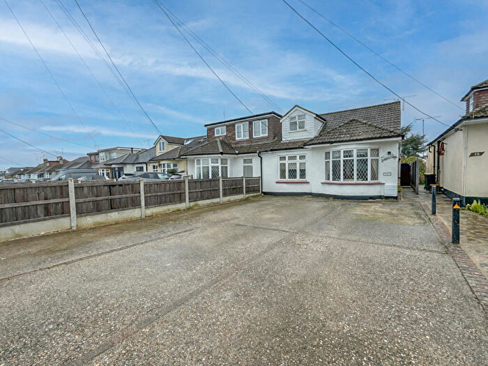 4 Bedroom Semi Detached House For Sale In Oxford Road, Rochford, SS4