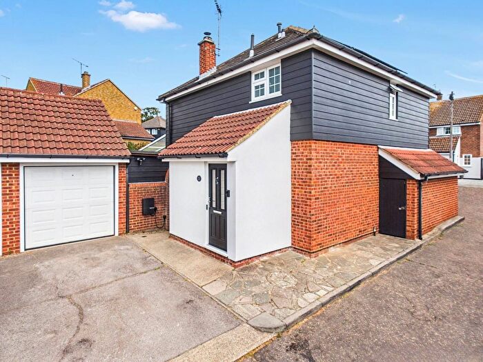 4 Bedroom Detached House For Sale In Connaught Way, Billericay, CM12