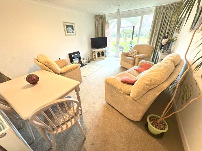 2 Bedroom Flat For Sale In Cranford Avenue, Exmouth, EX8